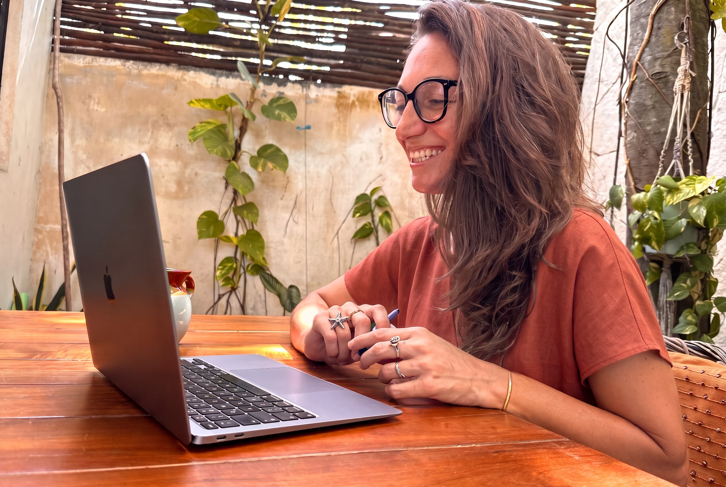 Michela durante una lezione di italiano online al computer